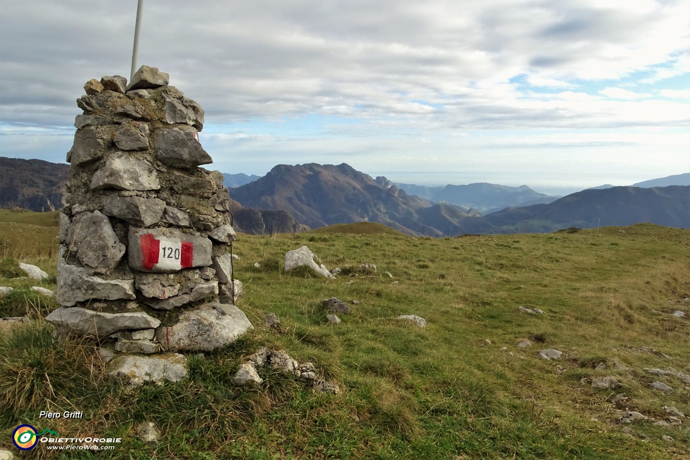 90 Sul sent. 120 in discesa dal Rif. Gherardi a Capo Foppa.JPG